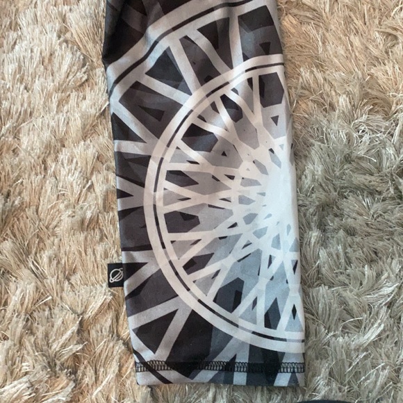 Soul Cycle Camo Cropped Leggings - Picture 2 of 5